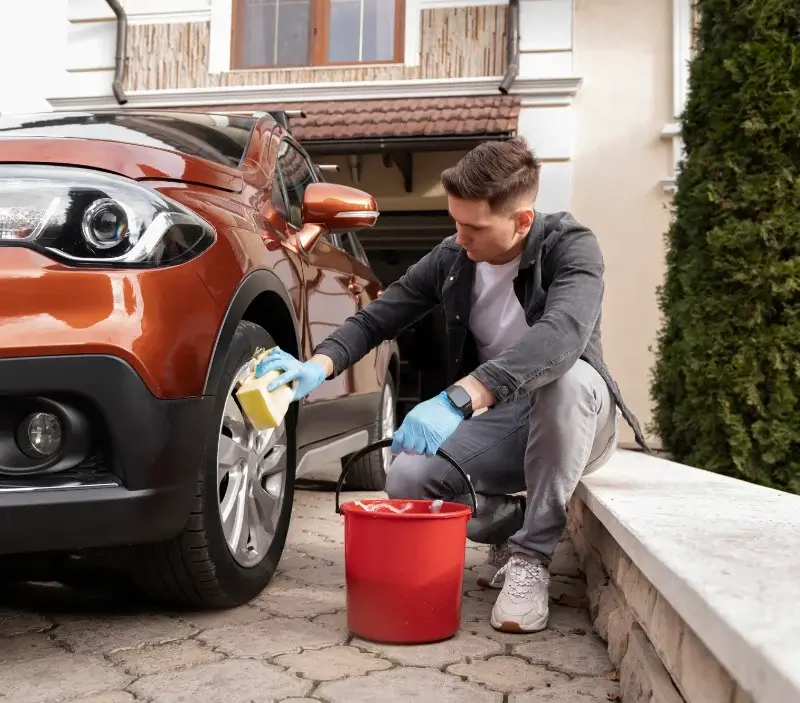 Lavage auto à domicile Beaucaire : professionnel intervenant sur un véhicule